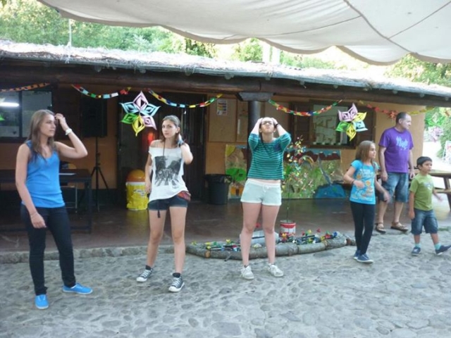 Esperando su turno para disparar a la diana